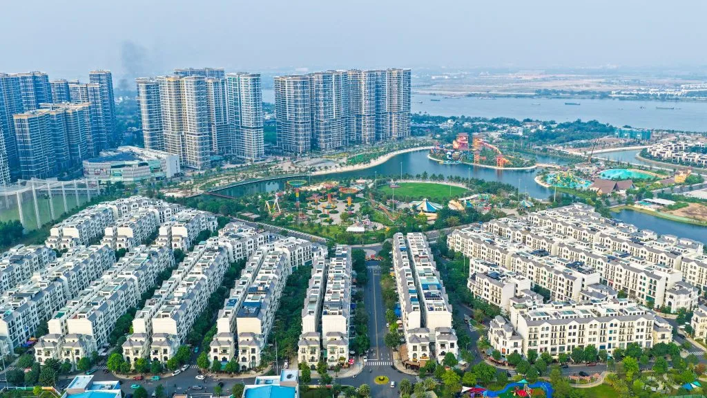 Dãy nhà phố, biệt thự và công viên giải trí nhìn từ trên cao tại khu đô thị Vinhomes Grand Park